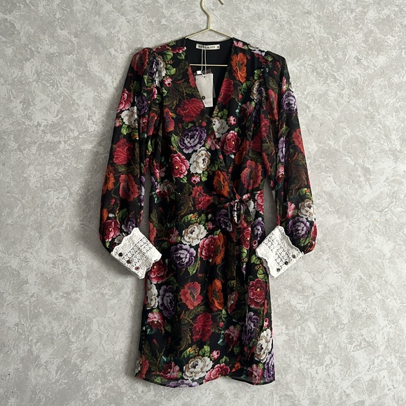 Floral Mini Dress With Blouson Sleeve And Contrast Lace Cuff - Picture 3 of 8